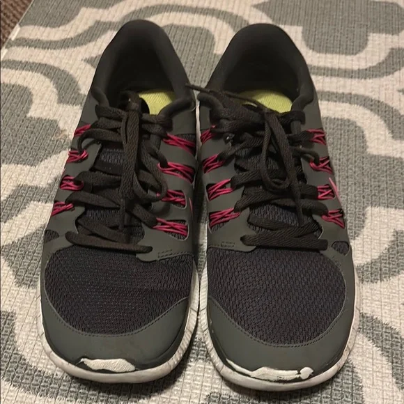 Nike Women's Black and Pink Running Shoes - Picture 2 of 9